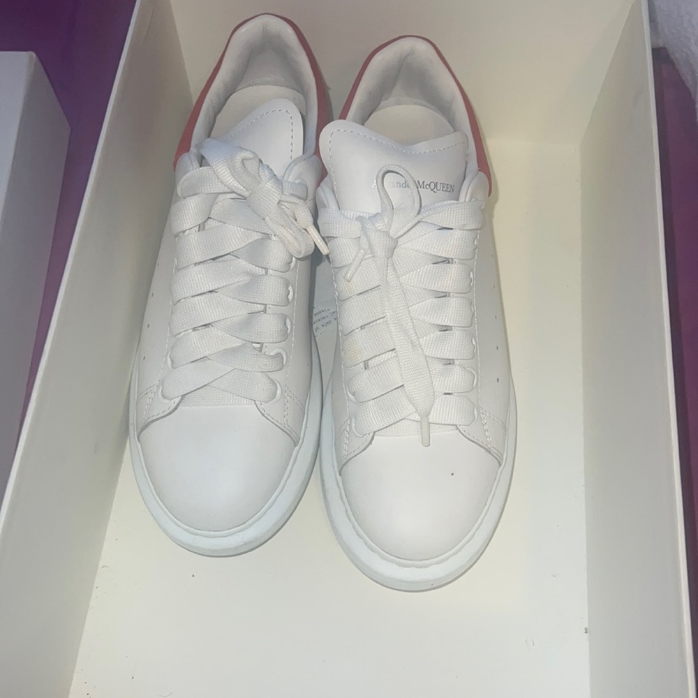 selling my Alexander McQueen size 37.5 so that’s a size 71/2 in women worn twice